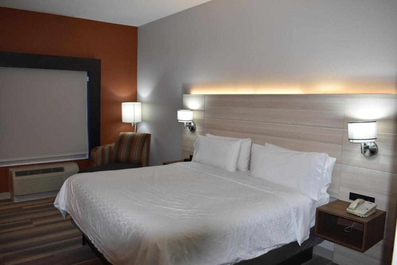 Holiday Express & By Ihg Hotel McPherson