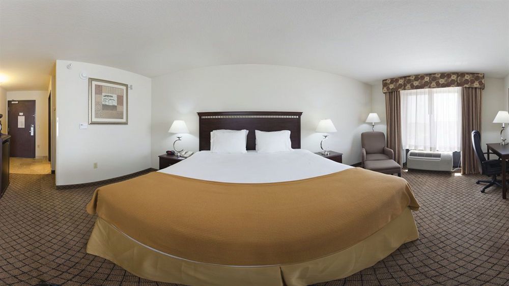 Hotel Holiday Express & By Ihg 2*