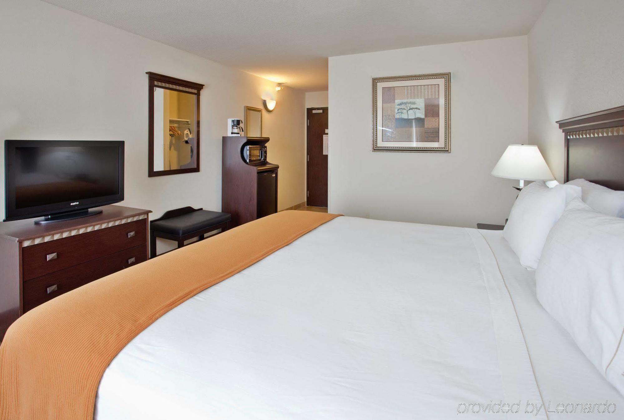 Holiday Express & By Ihg Hotel McPherson